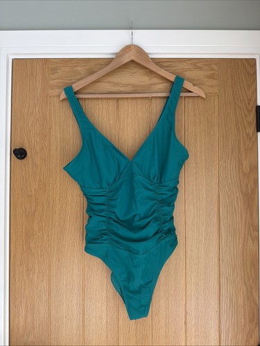 Preloved point neck green - point,